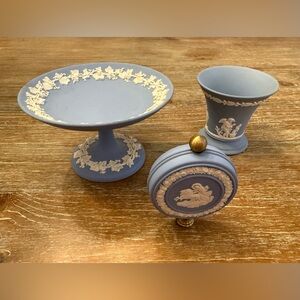 VINTAGE WEDGWOOD JASPERWARE SET: STAND, VASE/CUP AND FINIAL